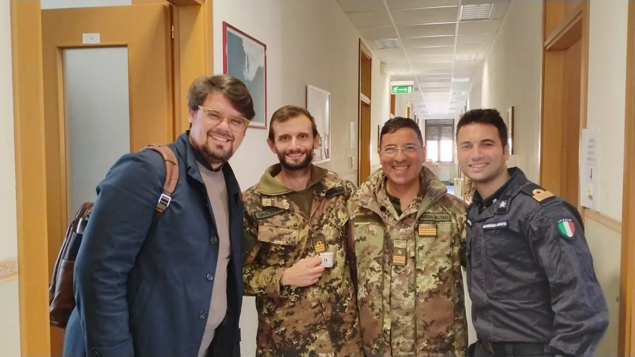Il docente Aerabim con tre militari della Marina Militare, in un corridoio della sede