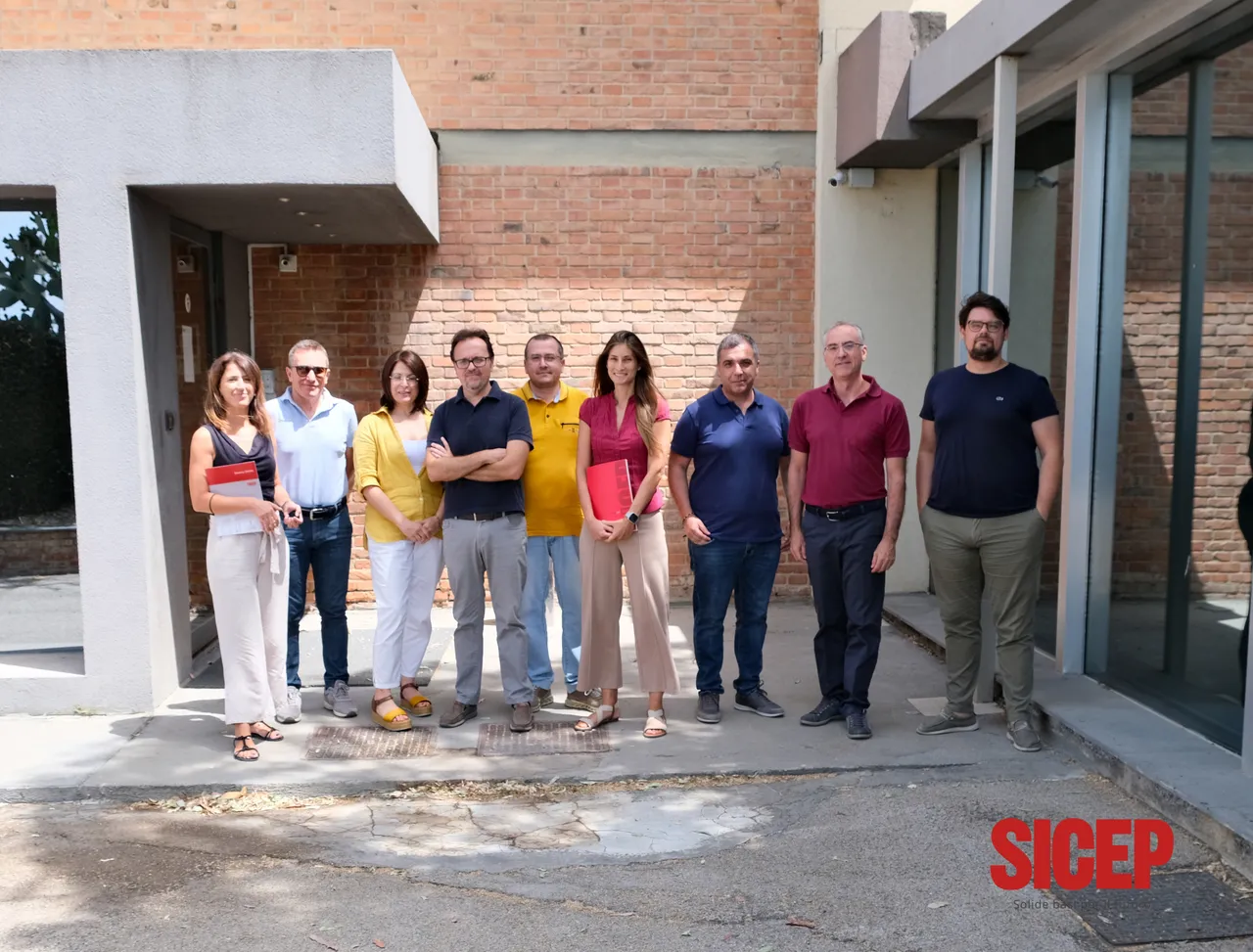 Il team tecnico SICEP con Aerabim, davanti alla sede dell’impresa